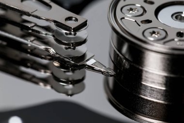 Büyük miktarda bilgi depolamak için bilgisayar sabit diski