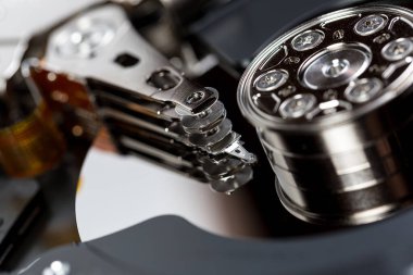 Büyük miktarda bilgi depolamak için bilgisayar sabit diski
