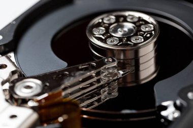 Büyük miktarda bilgi depolamak için bilgisayar sabit diski
