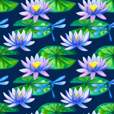 Kusursuz desen. Yeşil yapraklar ve yusufçuk üzerinde mavi pembe nilüferler. Elle çizilmiş suluboya illüstrasyon. Koyu mavi arka plan üzerinde.