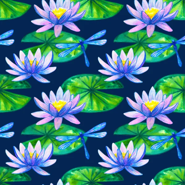 Patrón sin costuras. Lirios de agua rosa azul sobre hojas verdes y libélula. Ilustración acuarela dibujada a mano. Sobre fondo azul oscuro . — Foto de Stock
