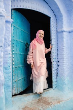 Chefchaouen, Fas 'ta mavi bir sokakta turist.