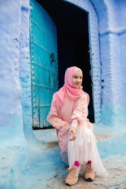 Chefchaouen, Fas 'ta mavi bir sokakta turist.