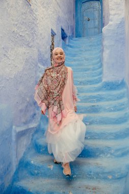 Chefchaouen, Fas 'ta mavi bir sokakta turist.