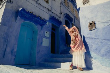 Chefchaouen, Fas 'ta mavi bir sokakta turist.