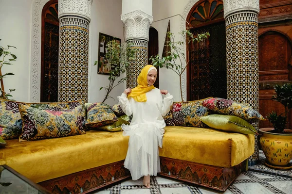 Turist i traditionell riad - Fez, Marocko — Stockfoto