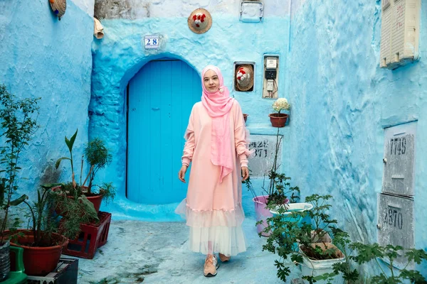 Tourist on a blue street in Chefchaouen, Morocco — Stock Photo, Image