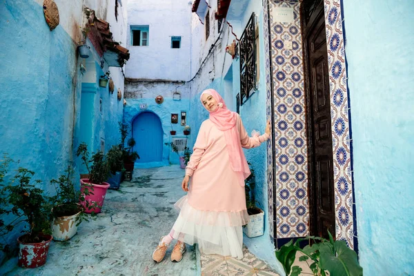 Tourist on a blue street in Chefchaouen, Morocco — Stock Photo, Image