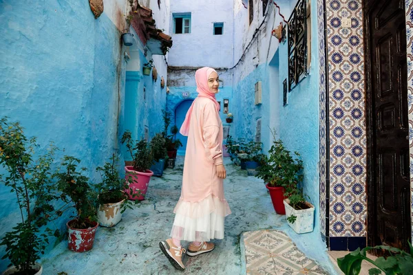 Tourist on a blue street in Chefchaouen, Morocco — Stock Photo, Image