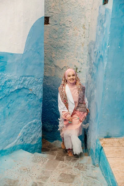 Turist på en blå gata i Chefchaouen, Marocko — Stockfoto