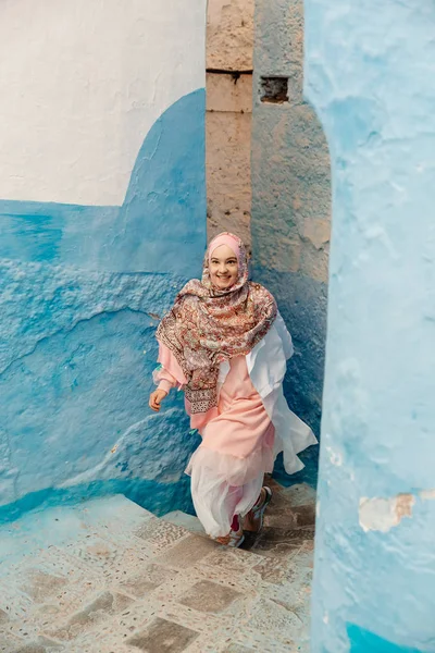 Tourist on a blue street in Chefchaouen, Morocco — Stock Photo, Image