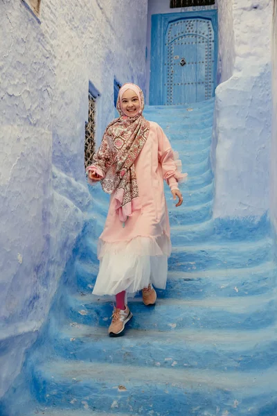 Turista na modré ulici v Chefchaouen, Maroko — Stock fotografie