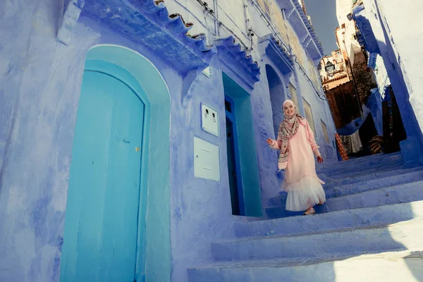 Turista egy kék utcán Chefchaouen, Marokkó — Stock Fotó