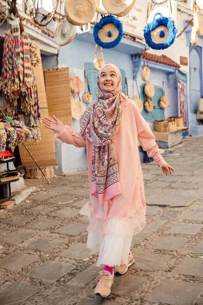 Tourist on a street with souvenirs - Chefchaouen, Morocco — Stock Photo, Image