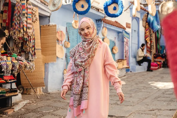 Turistika na ulici se suvenýry - Chefchaouen, Maroko — Stock fotografie