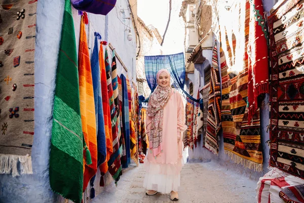 Turistika na ulici s koberci - Chefchaouen, Maroko — Stock fotografie