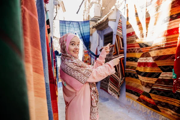 Tourist on a street with carpets - Chefchaouen, Morocco — Stock Photo, Image