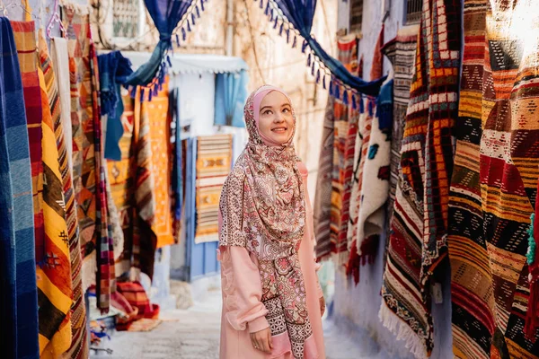 Turistika na ulici s koberci - Chefchaouen, Maroko — Stock fotografie