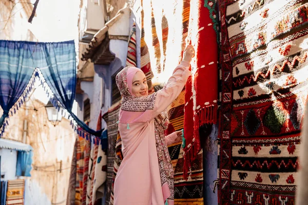 Turistika na ulici s koberci - Chefchaouen, Maroko — Stock fotografie