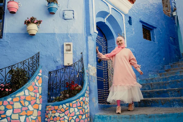 Turista egy kék utcán Chefchaouen, Marokkó — Stock Fotó