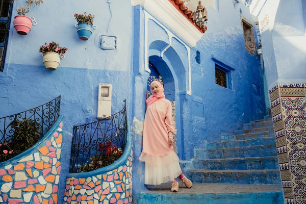 Tourist on a blue street in Chefchaouen, Morocco — Stock Photo, Image