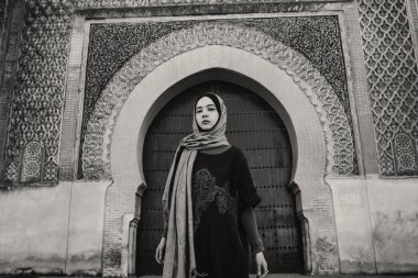 Meknes, Fas 'ta otantik kapıdan bir turist