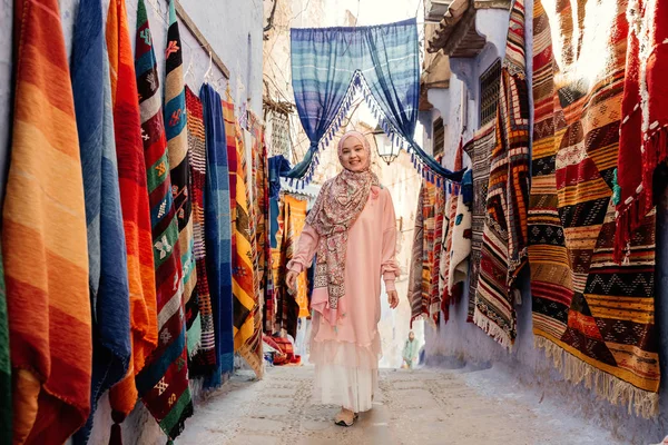 Turistika na ulici s koberci - Chefchaouen, Maroko — Stock fotografie