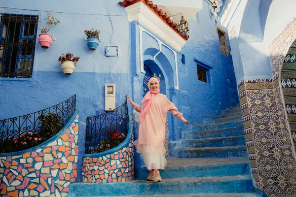 Turista egy kék utcán Chefchaouen, Marokkó — Stock Fotó