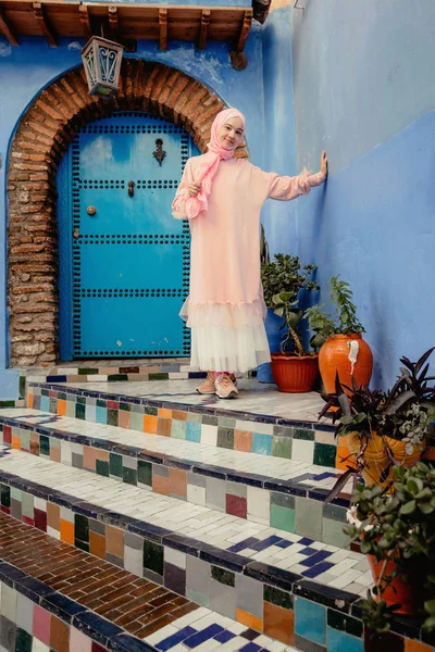 Turista en una calle azul en Chefchaouen, Marruecos — Foto de Stock