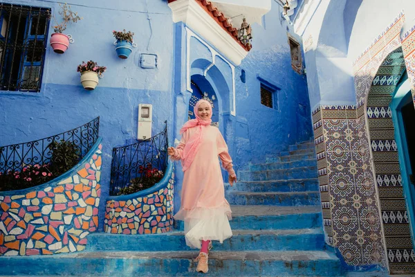 Tourist on a blue street in Chefchaouen, Morocco — Stock Photo, Image