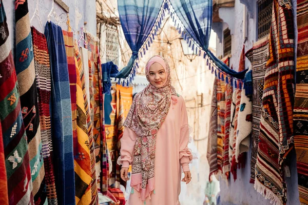 Turistika na ulici s koberci - Chefchaouen, Maroko — Stock fotografie