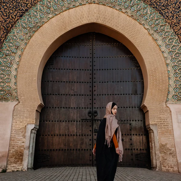 Tourist by authentic gate in Meknes, Morocco — Stock Photo, Image