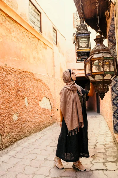 Turistika na ulici s lampami v Maroku — Stock fotografie