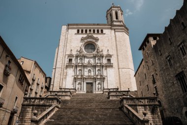 Girona, İspanya - boş merdivenler ve Santa Maria Kilisesi cephesi