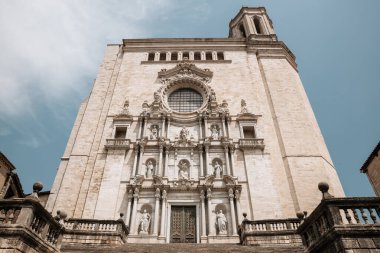 Girona, İspanya - boş merdivenler ve Santa Maria Kilisesi cephesi