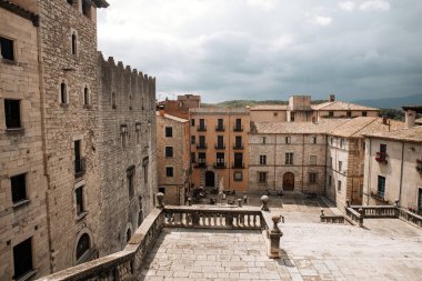 Girona, İspanya - boş merdivenler ve Santa Maria kilisesi manzarası, insan yok.