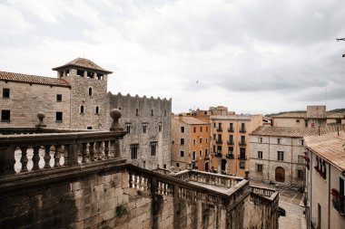 Girona, İspanya - boş merdivenler ve Santa Maria kilisesi manzarası, insan yok.