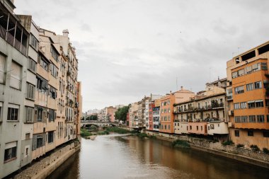 Gerona, İspanya 'daki eski mimari ve renkli evler