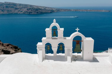 Beyaz evler, lüks villalar ve oteller Oia, Santorini Adası, Yunanistan