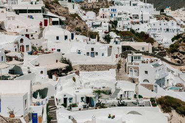 Beyaz evler, lüks villalar ve oteller Oia, Santorini Adası, Yunanistan