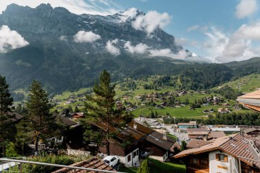Lauterbrunnen Vadisi, İsviçre 'de yeşil tepeler ve gökyüzü manzarası