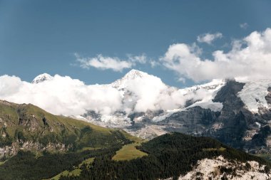 Lauterbrunnen Vadisi, İsviçre 'de yeşil tepeler ve gökyüzü manzarası