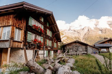 Lauterbrunnen Vadisi, İsviçre - tipik köy, ahşap evler ve dağ manzarası