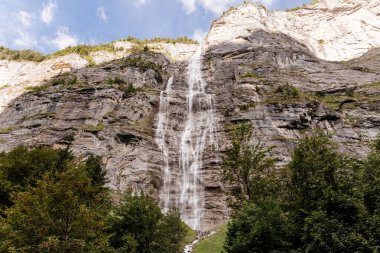 Lauterbrunnen Vadisi, İsviçre 'de yeşil tepeler ve gökyüzü manzarası