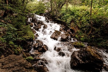 Lauterbrunnen Vadisi, İsviçre 'de yeşil tepeler ve gökyüzü manzarası