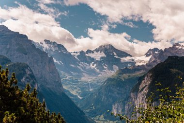 Lauterbrunnen Vadisi, İsviçre 'de yeşil tepeler ve gökyüzü manzarası