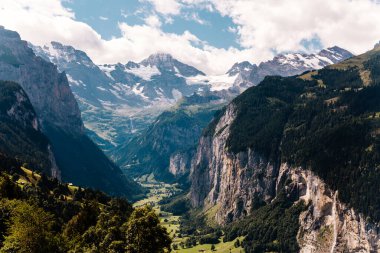 Lauterbrunnen Vadisi, İsviçre 'de yeşil tepeler ve gökyüzü manzarası