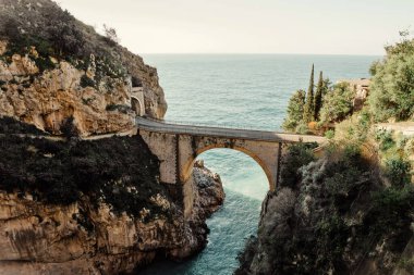 İtalya 'nın Amalfi Sahili' ndeki deniz ve kayalıklar arasında köprü