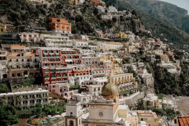 Positano, Amalfi Sahili, İtalya sahillerindeki kayalıklarda evler