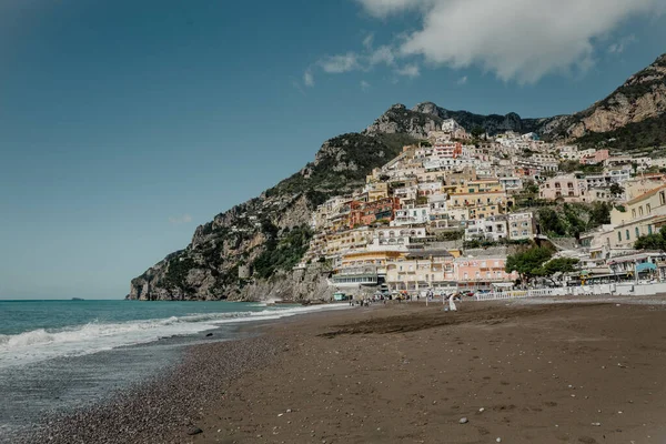 Domy Skale Przy Plaży Positano Wybrzeże Amalfi Włochy — Zdjęcie stockowe